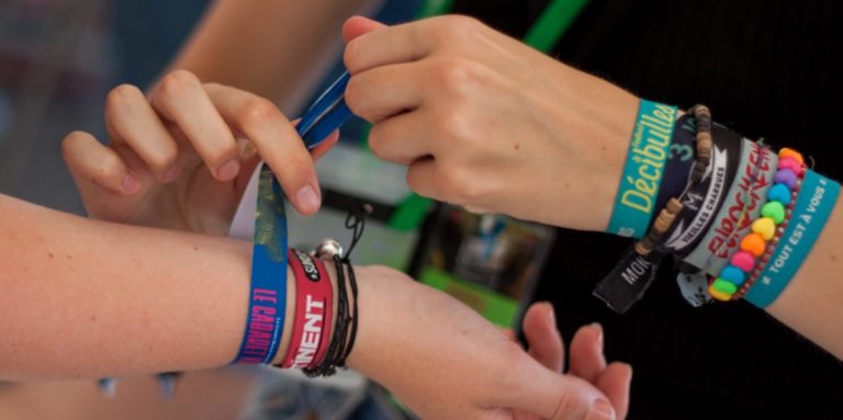 Bracelets événementiels en tissu : un accessoire de mode et de communication