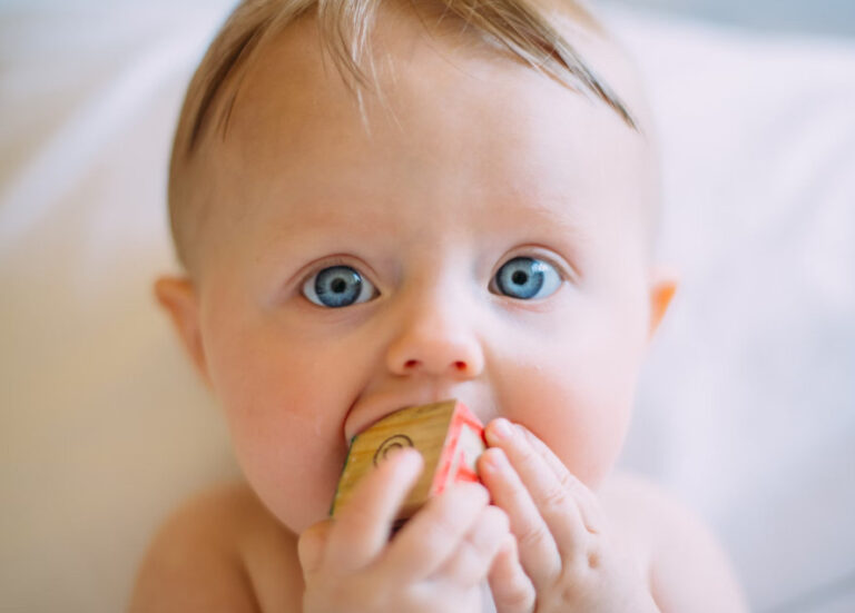 Poussée dentaire chez le bébé : symptômes et solutions pour apaiser votre enfant